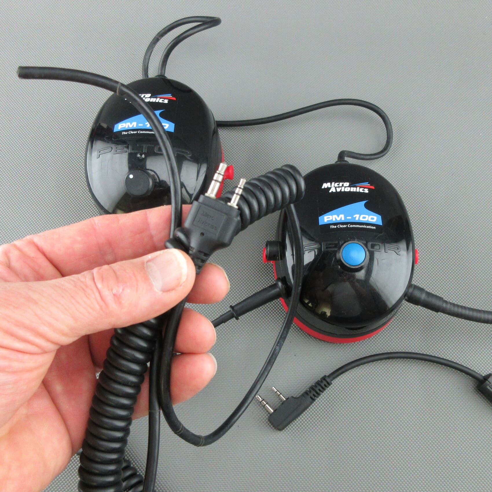De afbeelding toont een MicroAvionics® PM-100 headset na revisie en ombouw door StarCom1.