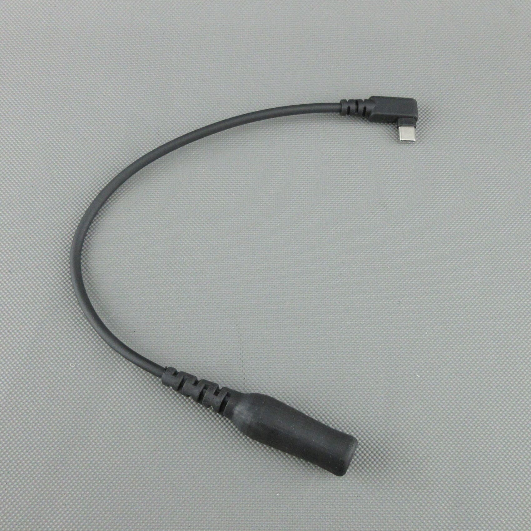 Adapterkabel met een haakse USB-C-stekker aan de ene kant en een TP-120-jackbus (compatibel met Nexus® / Amphenol®) aan de andere kant voor het aansluiten van tactische audioheadsets.