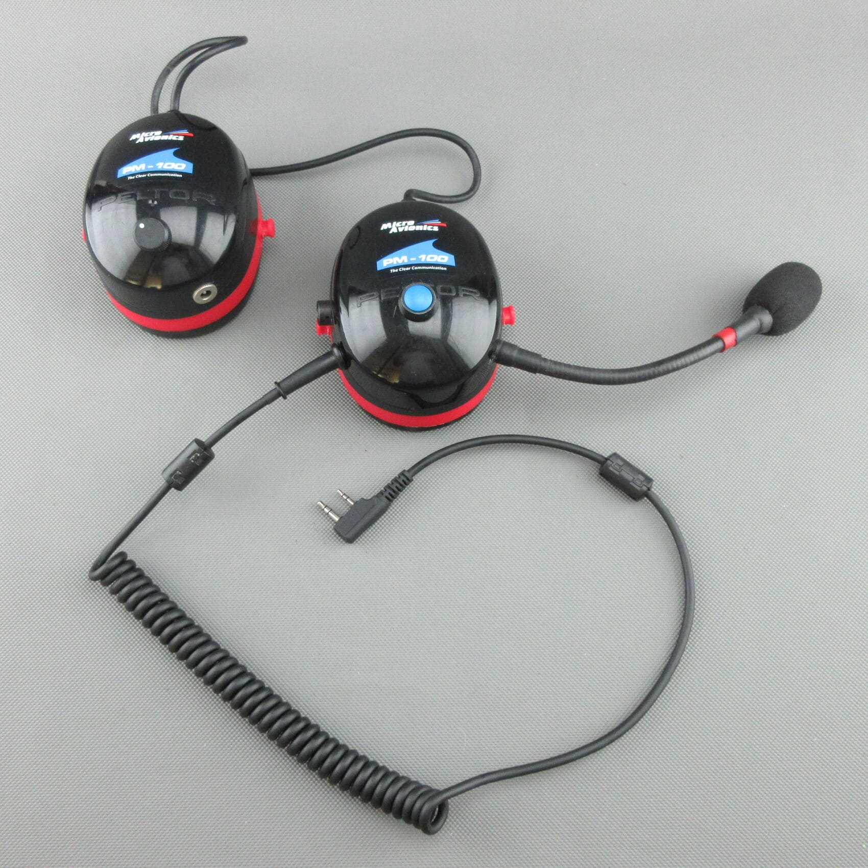 Afgebeeld is een door de klant aangeleverde MicroAvionics® PM-100 headset die is omgebouwd met een nieuwe aansluitkabel van StarCom1.